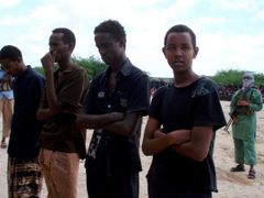 Na území ovládaném hnutím Šabáb byli před několika dny odsouzeni 4 muži k amputaci ruky a chodidla za krádež pistole a mobilních telefonů