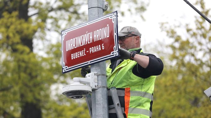 K přejmenování ulic dochází v Praze už jen výjimečně. Například letos na jaře se změnila adresa ruské ambasády - nyní sídlí v ulici Ukrajinských hrdinů.
