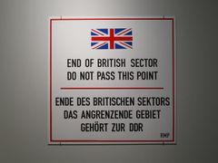 Konec britského sektoru. Historická cedule z muzea v Berlíně.