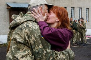 Nádraží, která zaplnil pláč. Fotografové zachytili loučení ukrajinských vojáků