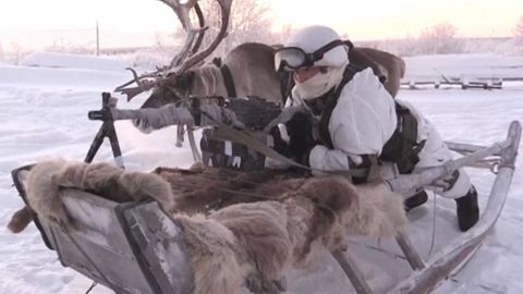 Palba ze saní a útok se sobím spřežením. Ruští vojáci cvičí na arktických pláních
