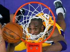Kobe Bean Bryant - americký profesionální basketbalista, který hraje na pozici rozehrávače v týmu Los Angeles Lakers - dává koš.