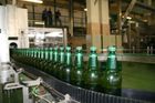 Češi si oblíbili pít pivo doma z PET lahve, do hospody chodí čím dál méně