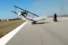 Video: Akrobatický pilot kolegům málem sťal hlavy