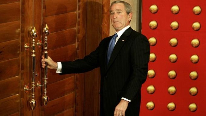 PEKING (Čína) 20. listopadu - Americký prezident George W. Bush se snaží uniknout novinářům. Dveře jsou bohužel zamčené.