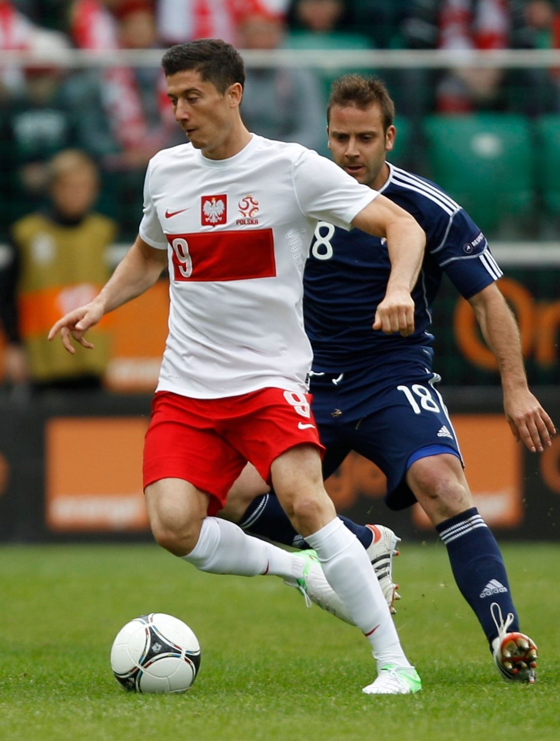 Robert Lewandowski a Manel Josep Ayala v přátelském utkání Polsko - Andorra