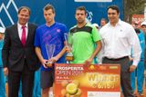 Adam Pavlásek a Inigo Cervantes po finále Prosperity Open. Ostravský turnaj poznal teprve čtvrtého zahraničního šampiona.