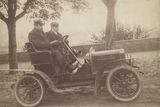 Schválení k provozu dostalo auto v lednu 1906 a v dubnu se představilo veřejnosti.