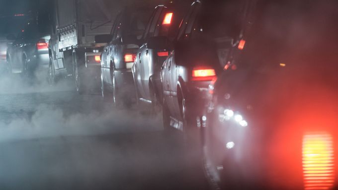 Pařížská radnice chce bojovat se smogem. Je toto názoru, že za něj mohou staré naftové vozy.