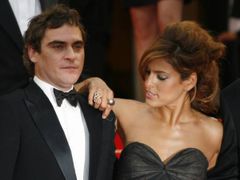 Neviditelné smítko sundala herečka Eva Mendesová svému kolegovi Joaquinu Phoenixovi.