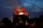 Zkáza Notre-Dame: Slzy, zděšení, zoufalí hasiči. Noc v Paříži sledovala Emma Smetana