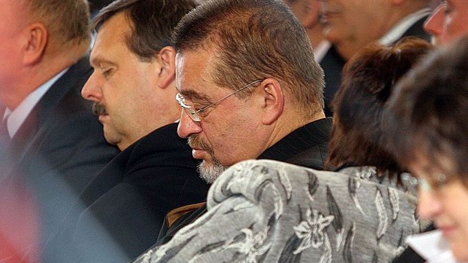 Poslanec Evžen Snítilý (uprostřed) během volby prezidenta