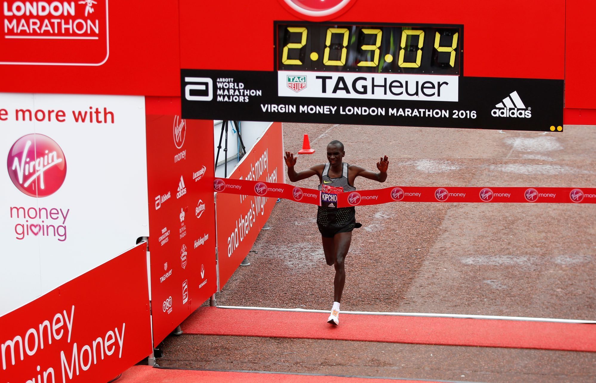 Eliud Kipchoge z Keni vítězí v Londýnském maratonu