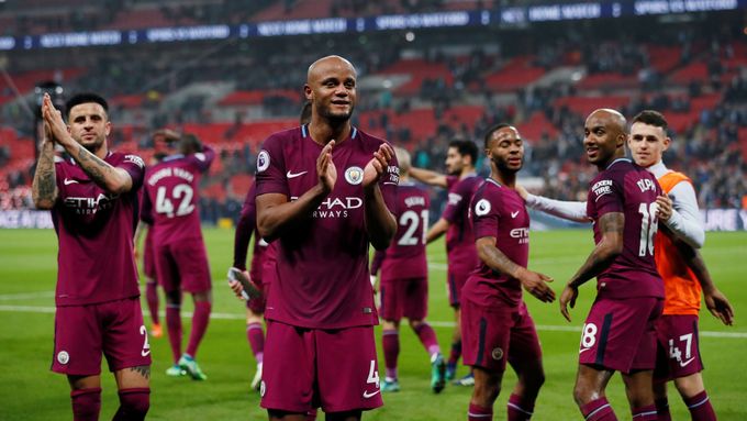Fotbalisté Manchesteru City slaví vítězství na půdě Tottenhamu