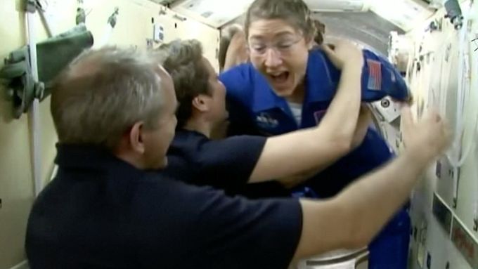 Po šestihodinové cestě přistála u Mezinárodní vesmírné stanice (ISS) ruská vesmírná loď Sojuz MS-12 s tříčlennou posádkou.