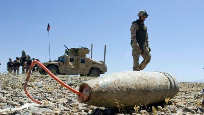 Čeští vojáci v hledáčku Reuters: Odminovávají Afghánistán