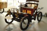 První auta se v Eisenachu vyrobila již roku 1898. Na snímku je typ 2, což byl v licenci vyrobený automobil francouzské značky Decauville. Následně zde vznikaly vozy s označením Dixi. Jenže na sklonku 20. let majitel zbankrotoval a továrnu převzalo  BMW.