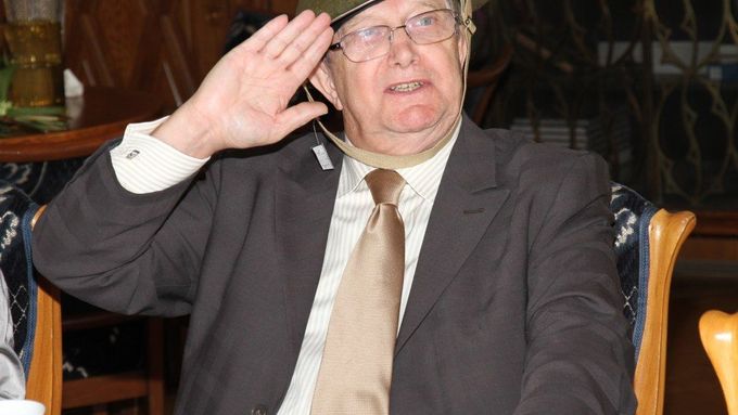 Jiří Suchý dostal od olomouckého primátora k osmdesátinám přilbu z 2. světové války, je totiž jejich sběratelem.