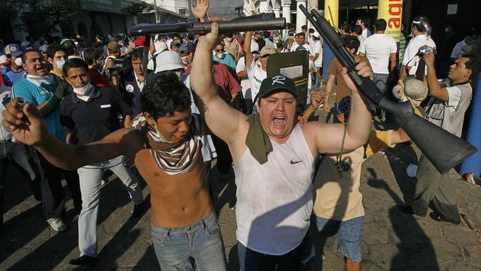 Protestující obsadili druhé největší město země Santa Cruz