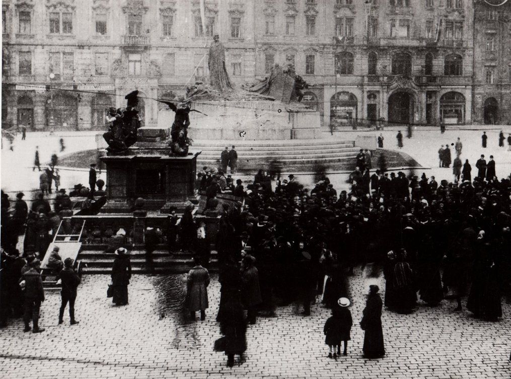 Výročí stržení Mariánského sloupu v roce 1918