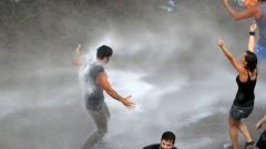 Policie proti demonstrantům v Bejrútu nasadila vodní děla