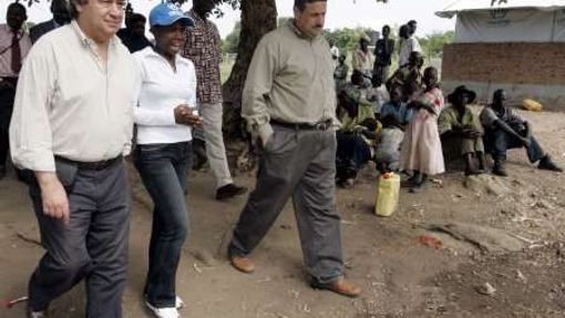 Vysoký komisař OSN pro uprchlíky Antonio Guterres (vlevo) na návštěvě v uprchlickém táboře Moyo na severu Ugandy