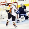 NHL, Anaheim - Winnipeg: Corey Perry (10) - Ondřej Pavelec (31)