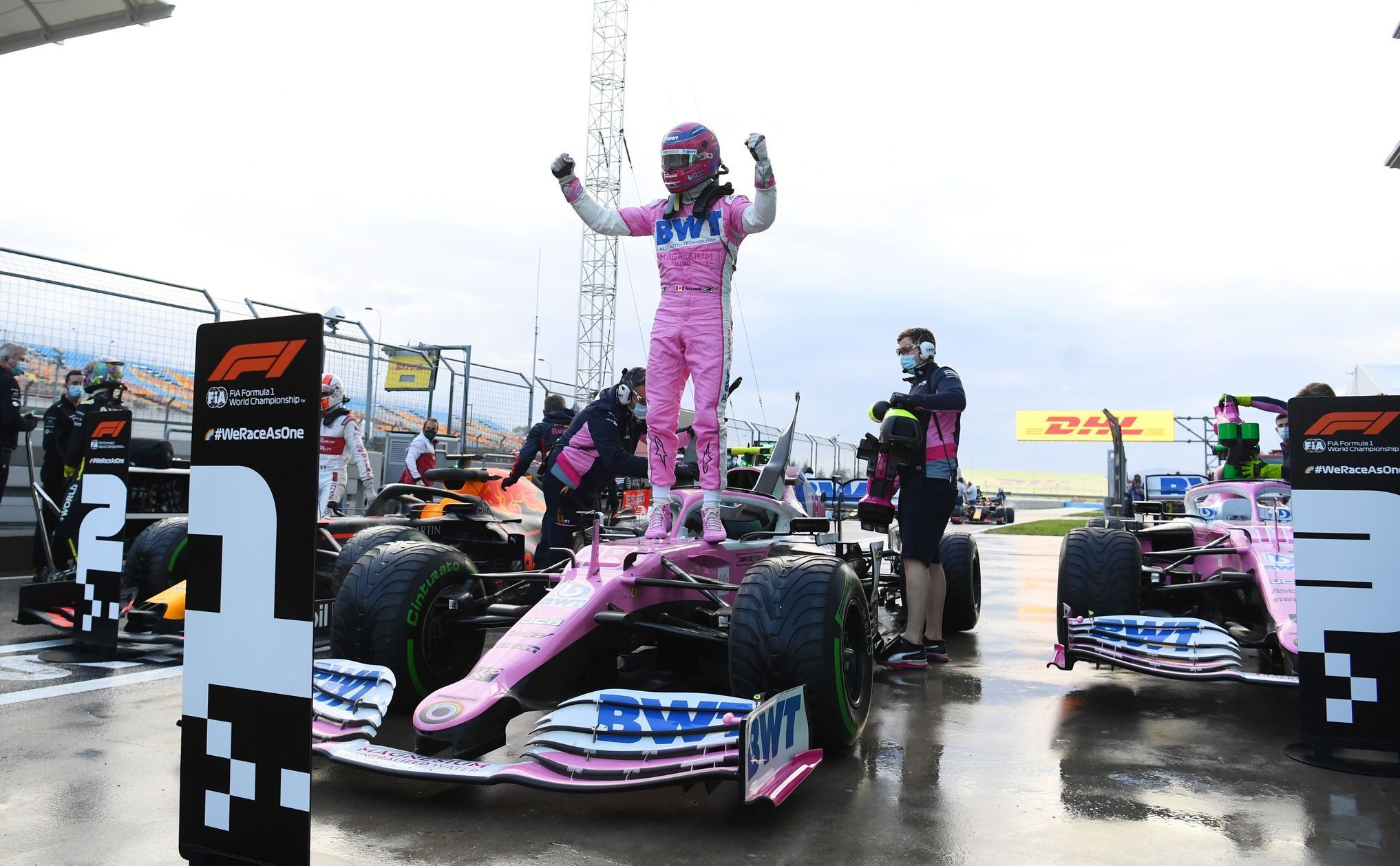 Lance Stroll v Racing Pointu slaví vítězství v kvalifikaci na Velkou cenu Turecka formule 1 2020