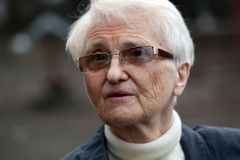 Praha obrátila. Zdeně Mašínové povolí exhumaci ostatků její matky z hromadného hrobu