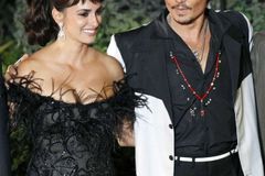 Kapitán Johnny Depp se prošel po černém koberci