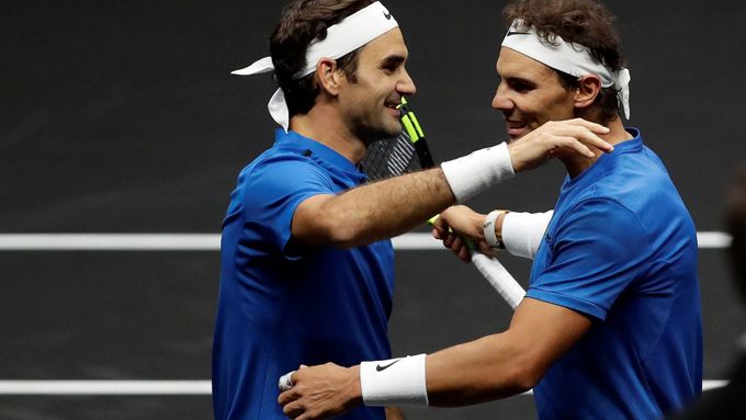 Roger Federer a Rafael Nadal po vítězném utkání v Laver Cupu.