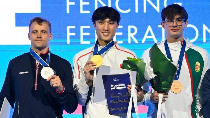 Rus Kirill Borodačov (vlevo) pózuje s medailí na mistrovství světa v šermu