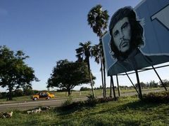 Známá fotografie Che Guevary, symbolu kubánské revoluce, na kubánském venkově