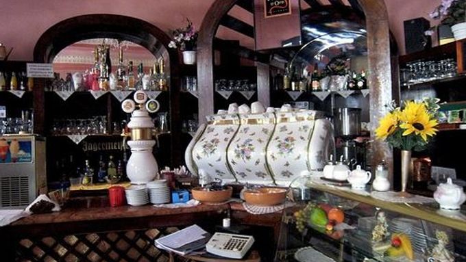 Interiér cukrárny a kavárny Caflisch v Budapešti.