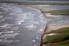 Stovky kilometrů pobřeží musely být opatřeny speciálními zábranami proti znečištění ropnou skvrnou