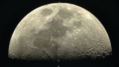 Amatérský astronom nafilmoval svým fotoaparátem průlet vesmírné stanice ISS kolem Měsíce