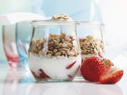 Malý sladký pohár  Skvělá kombinace: jogurt, müsli, čerstvé ovoce