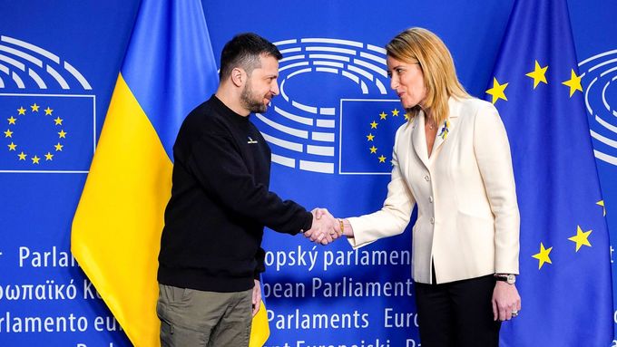 Ukrajinský prezident Volodymyr Zelenskyj a šéfka Evropského parlamentu Roberta Metsolaová v Bruselu.