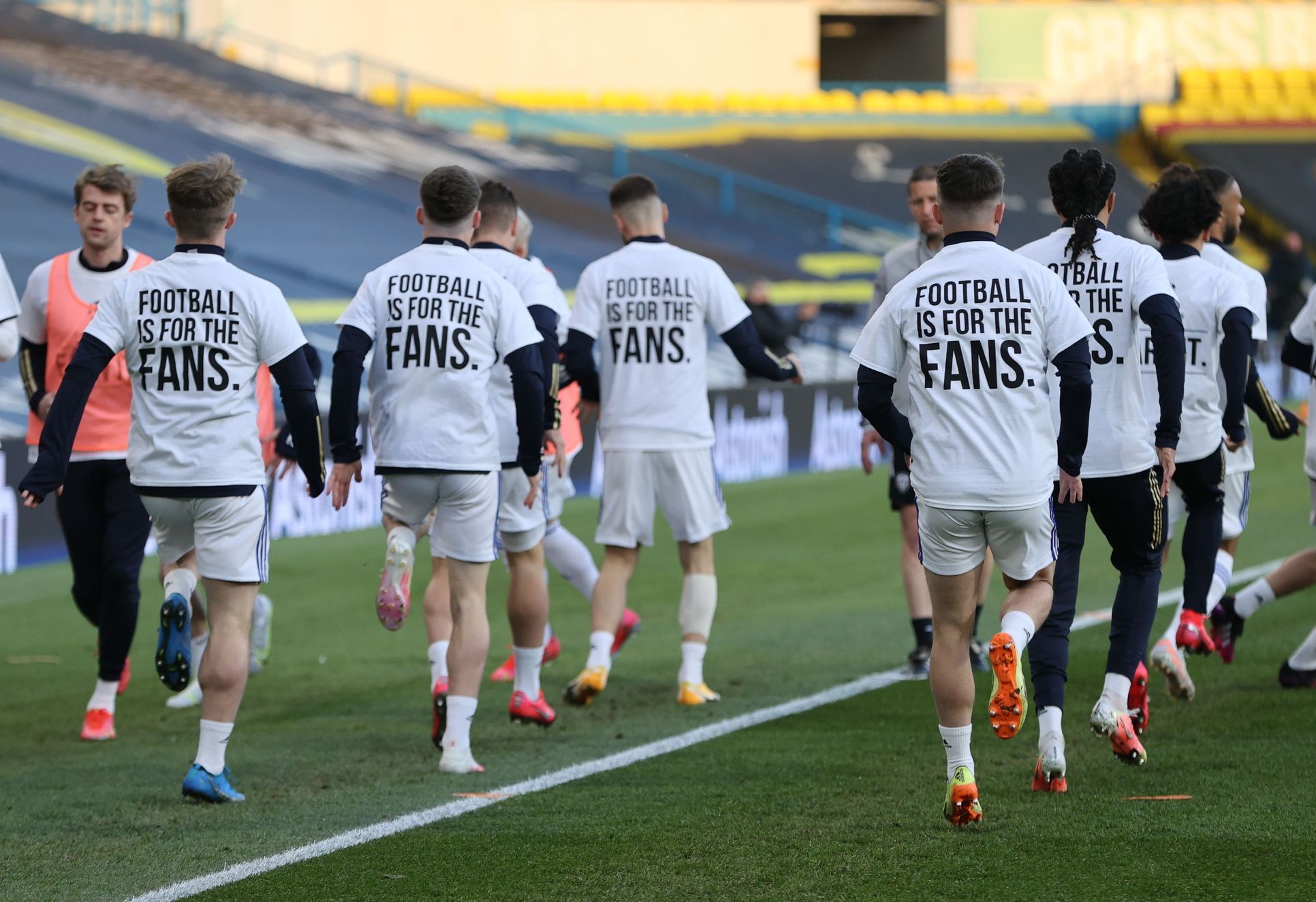 Protesty proti fotbalové superlize před dohrávkou 32. kola anglické ligy 2020/21 mezi Leedsem a Liverpoolem