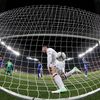 Wayne Rooney střílí gól do sítě Ukrajiny na Euru 2012