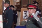Obřadu se zúčastnili policisté v historických uniformách.