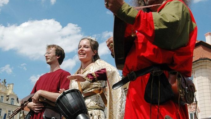 Oslavy začaly, středověcí hudebníci rozezněli staroměstské náměstí.