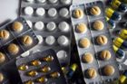 NKÚ: Fakultní nemocnice nakupují léky často bez smluv