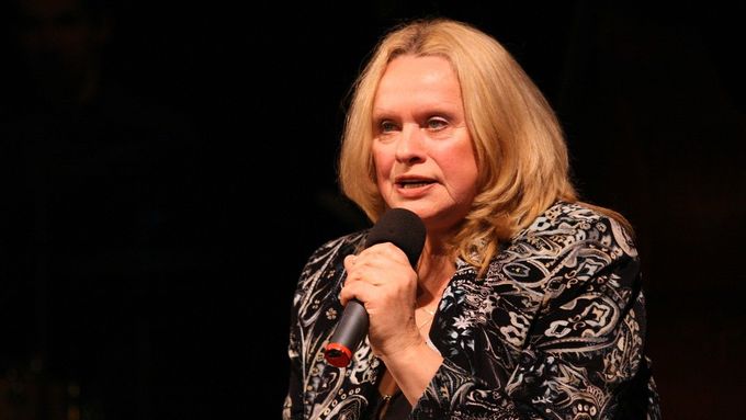 Herečka a zpěvačka Věra Křesadlová v roce 2007 v divadle Semafor.