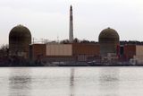 Jaderná elektrárna Indian Point leží ve státě New York, díváte se na ni z pohledu od řeky Hudson. Má tři reaktory, s jejich výstavbou se začalo v letech 1956, 1966 a 1968. Nejstarší z nich byl uzavřen v roce 1974, ostatní jsou v provozu.