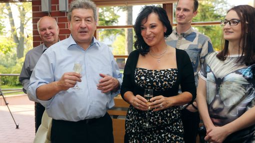 Na snímku vítěz Jiří Cienciala za Občané spolu - Nezávislí ve svém třineckém štábu a starostka Třince Věra Palkovská.