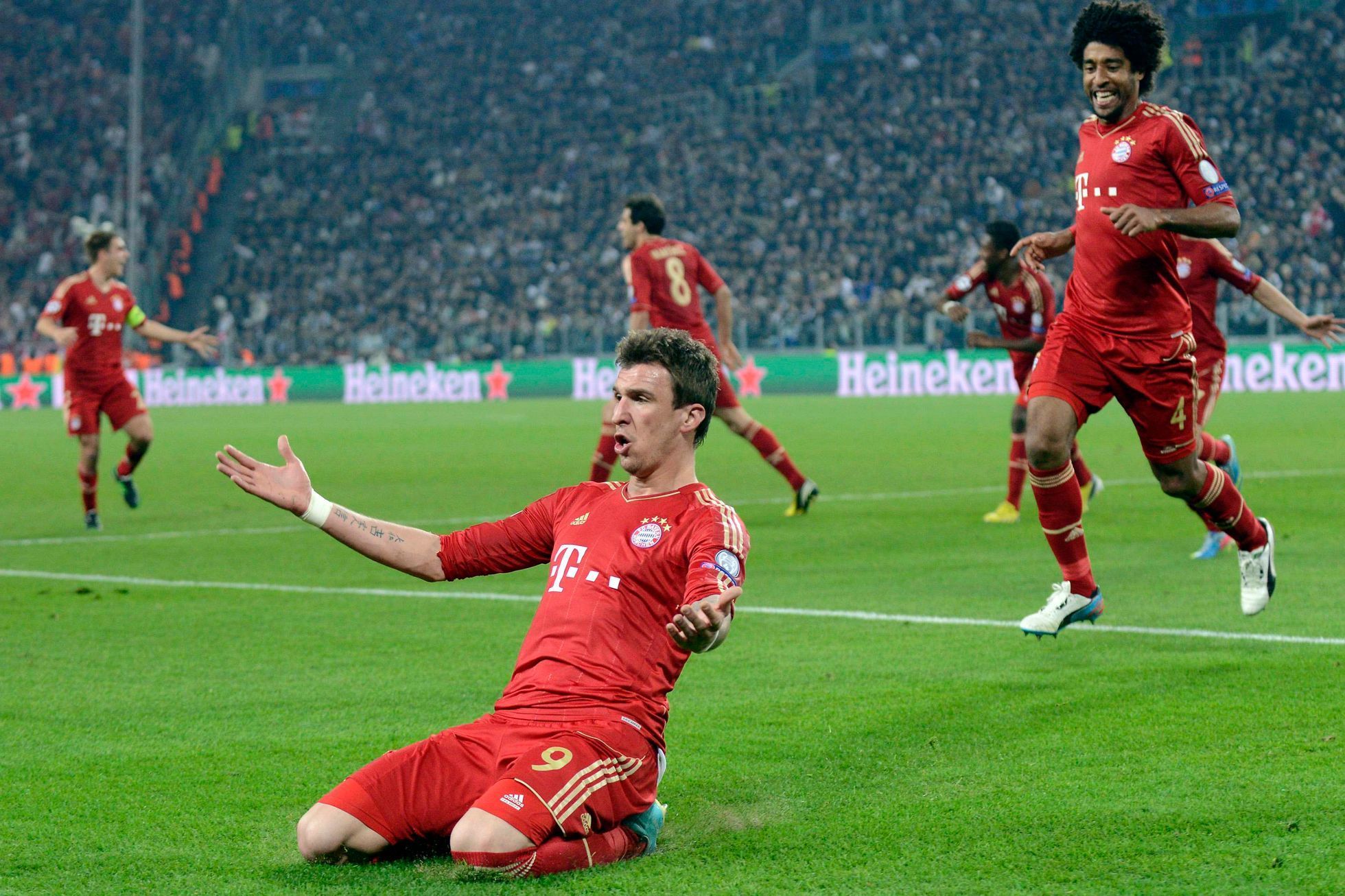 Fotbal, Bayern - Juventus: Mario Mandžukič slaví gól na 0:1