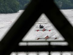Německá mistrovská posádka doplatila na zatáčku před železničním mostem.