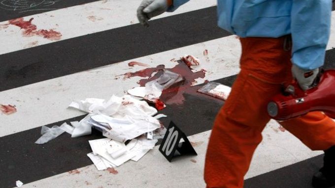 Po útoku pětadvacetiletého muže zůstaly na zemi kaluže krve