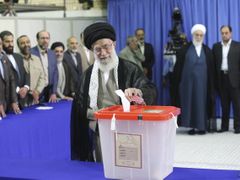 Írán si zvolil umírněného reformistu, má to ale háček. Zemi fakticky vládne duchovní Alí Chameneí (na snímku).